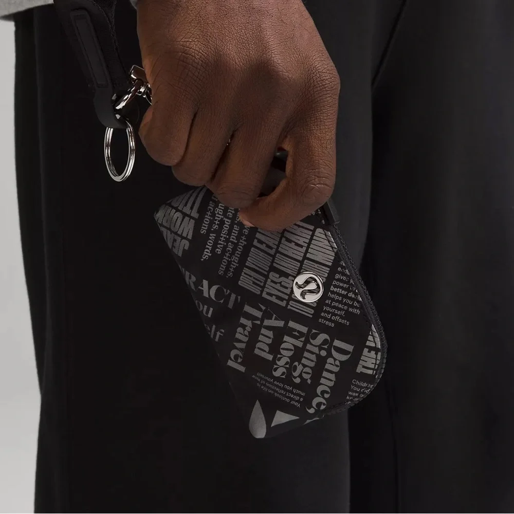 Lululemon Clippable Card Pouch Manifesto Print black / gray